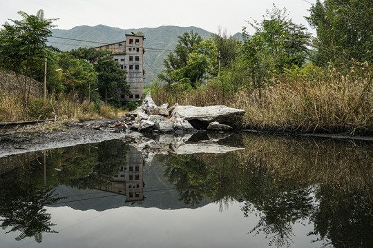 北京王平煤矿废弃的大门桥梁建筑