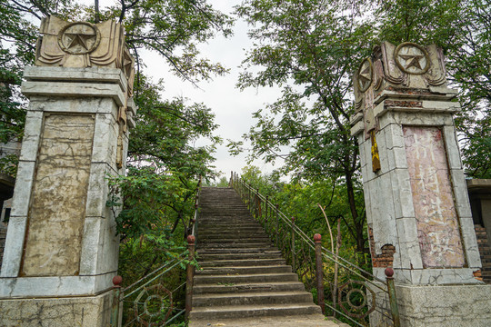 北京王平煤矿废弃的大门桥梁建筑