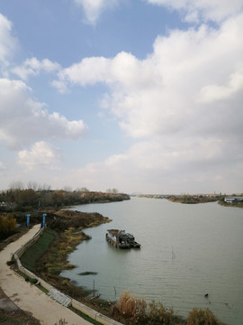 河中船