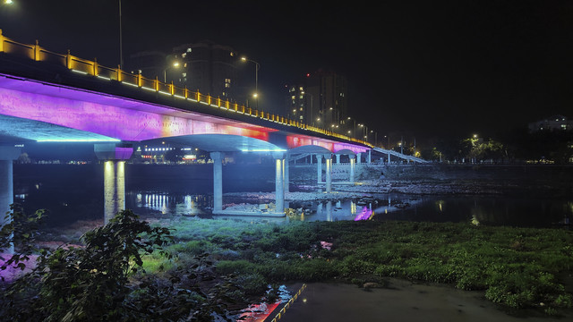 霓虹灯下的桥