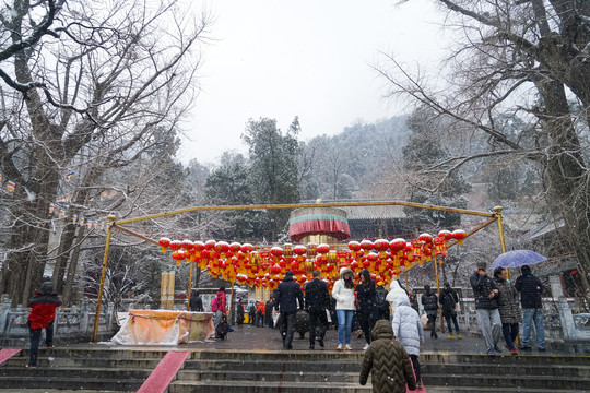 北京潭柘寺开春雪花建筑