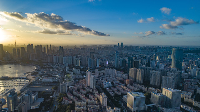 航拍夕阳中的青岛城市景观