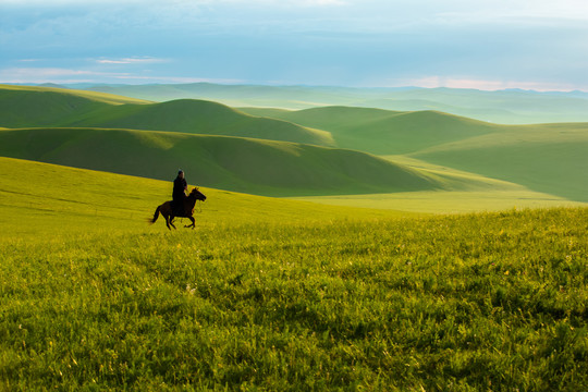清晨草原骑马奔跑