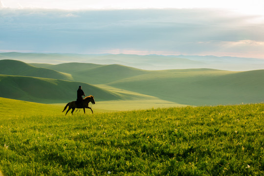 骑马奔跑的蒙古族
