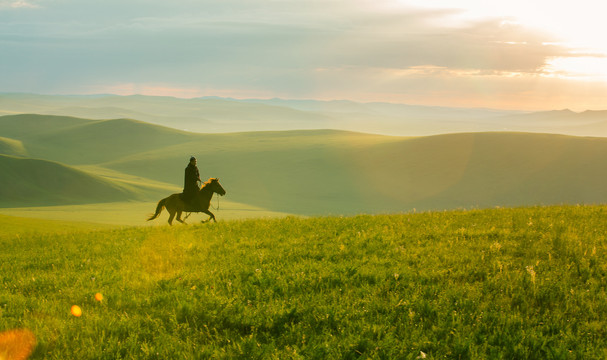草原日出骑马奔跑