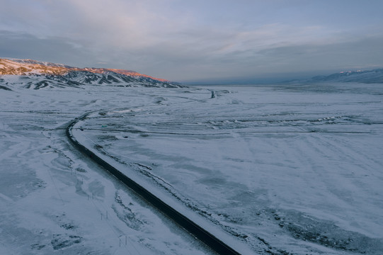 雪山与道路