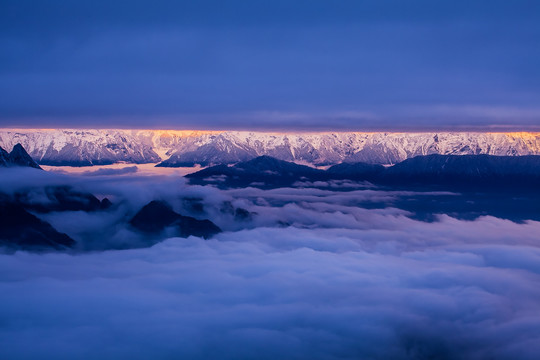 贡嘎牛背山