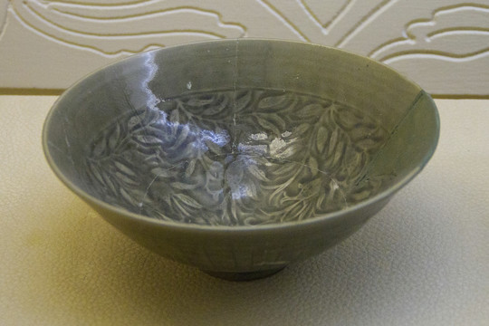 北宋耀州窑青釉印花水藻鱼纹碗