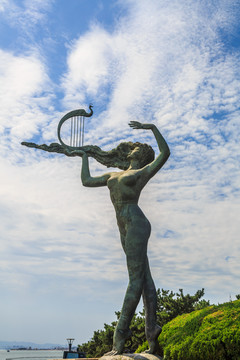 拉小提琴女孩雕像