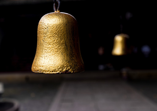 一个悬挂在室内的金色铜铃