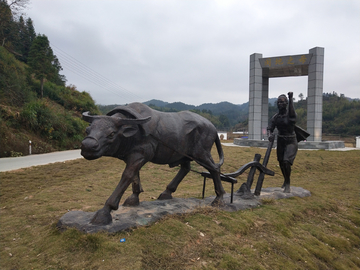 犁田雕塑 农耕文化