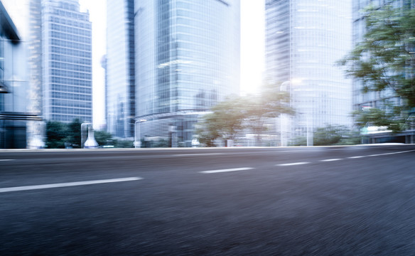 沥青高速公路和模糊的都市建筑景