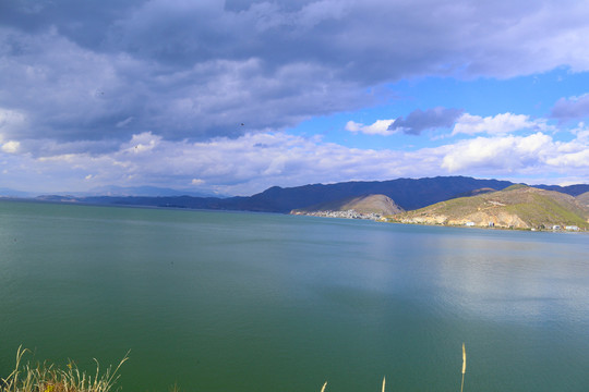 蓝天白云湖泊