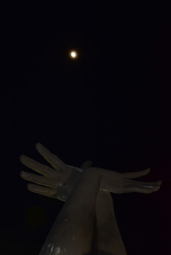 月亮下的手部雕塑