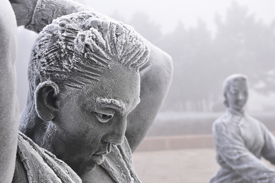 挂满霜花的人物雕塑