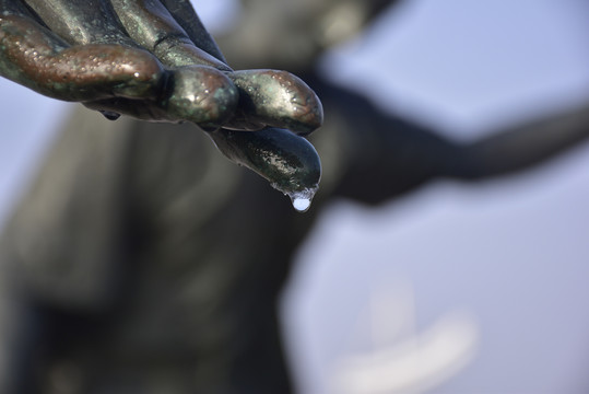 手部雕塑上的水滴