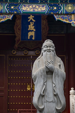 北京孔庙大成门孔子雕像