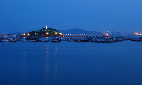 青岛栈桥公园附近夜景