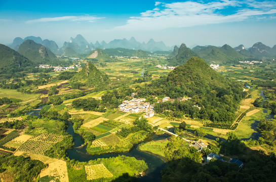 桂林阳朔葡萄峰丛五指山风景画