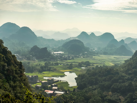 桂林阳朔葡萄峰丛五指山风景画