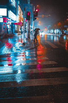 大连都市雨夜景人行道