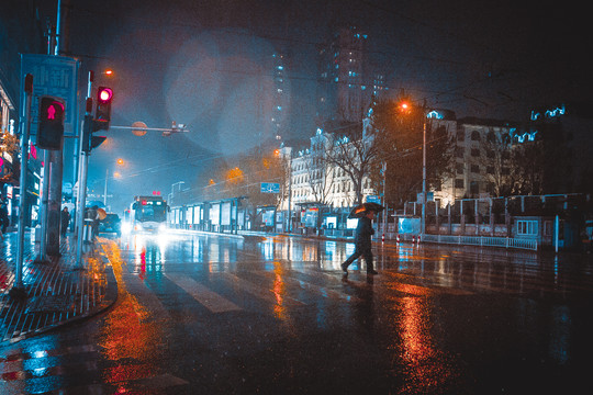 大连都市雨夜景人行道