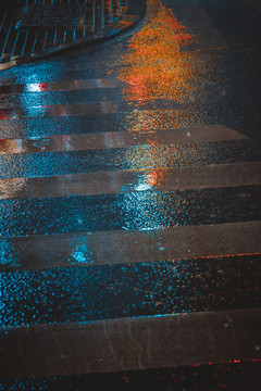 大连都市雨夜景人行道