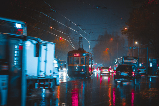 大连都市雨夜景电车交通