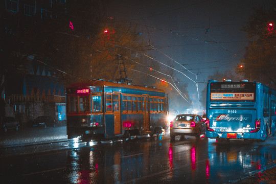 大连都市雨夜景电车交通