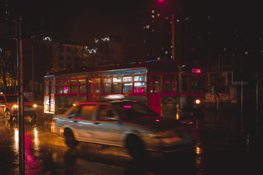 大连都市雨夜景有轨电车