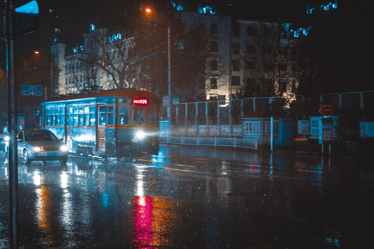 大连都市雨夜景有轨电车