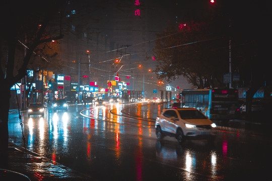 大连都市雨夜景车辆交通