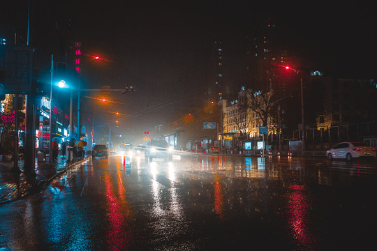 大连雨夜交通