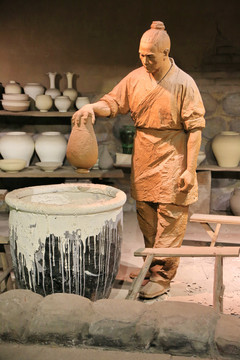 制瓷工艺复原雕像上釉