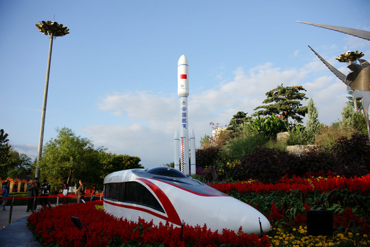 中国航天飞船与和谐号列车