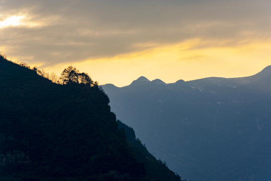 黄昏的山野