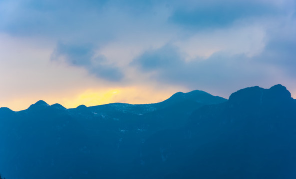 黄昏的山野