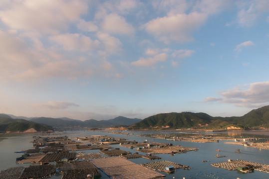霞浦东安渔排夕阳下的海参养殖