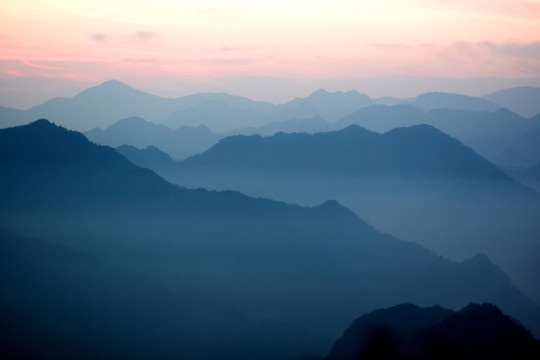 水墨群山