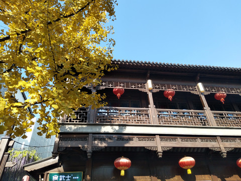 秋天的中式建筑
