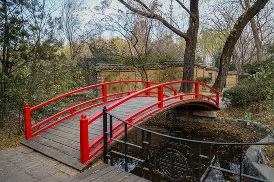 北京何各庄果园西餐厅红色的桥