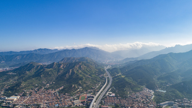 航拍青岛轻轨和滨海大道