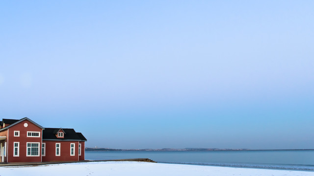 雪后海边的红房子