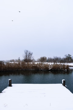 雪后河边的小码头