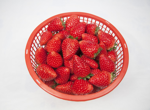 篮子装草莓