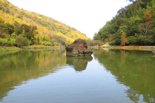 龙谭湖景色