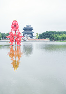 宜兴团氿云溪楼与红色雕塑