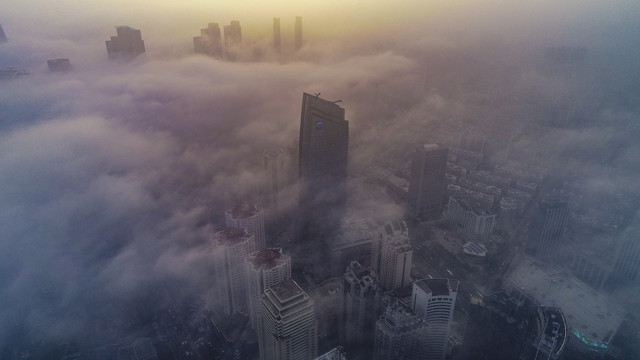 航拍青岛平流雾中的城市建筑
