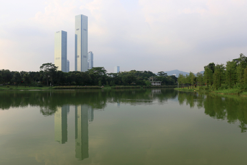 深圳市中心公园湖水倒影高楼