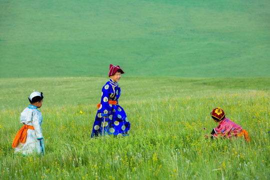 草原上玩耍的蒙古族少年儿童